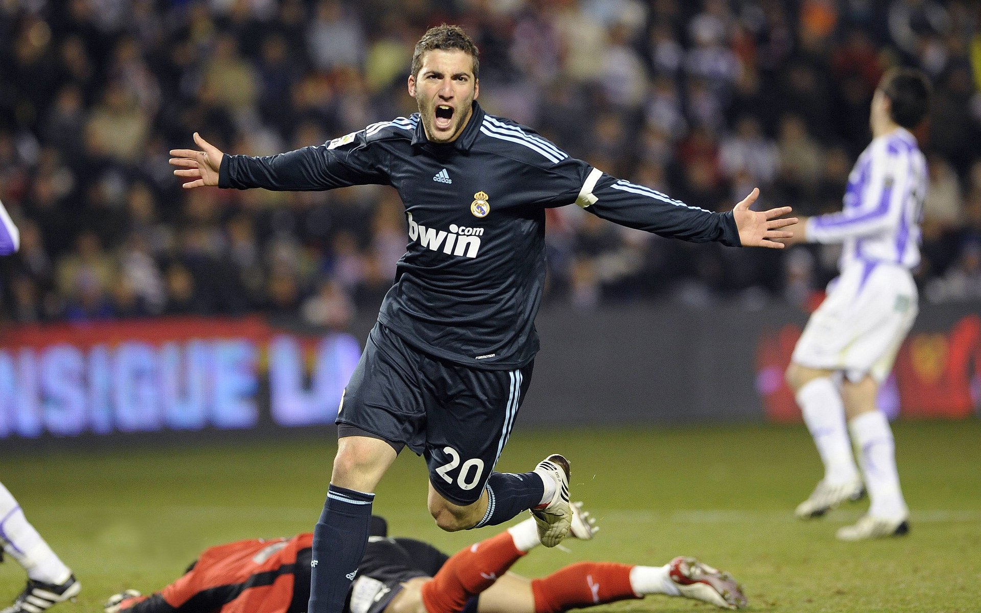 足总杯战况:曼城防线稳固,洛杉矶快船进攻受阻,凯恩成最佳