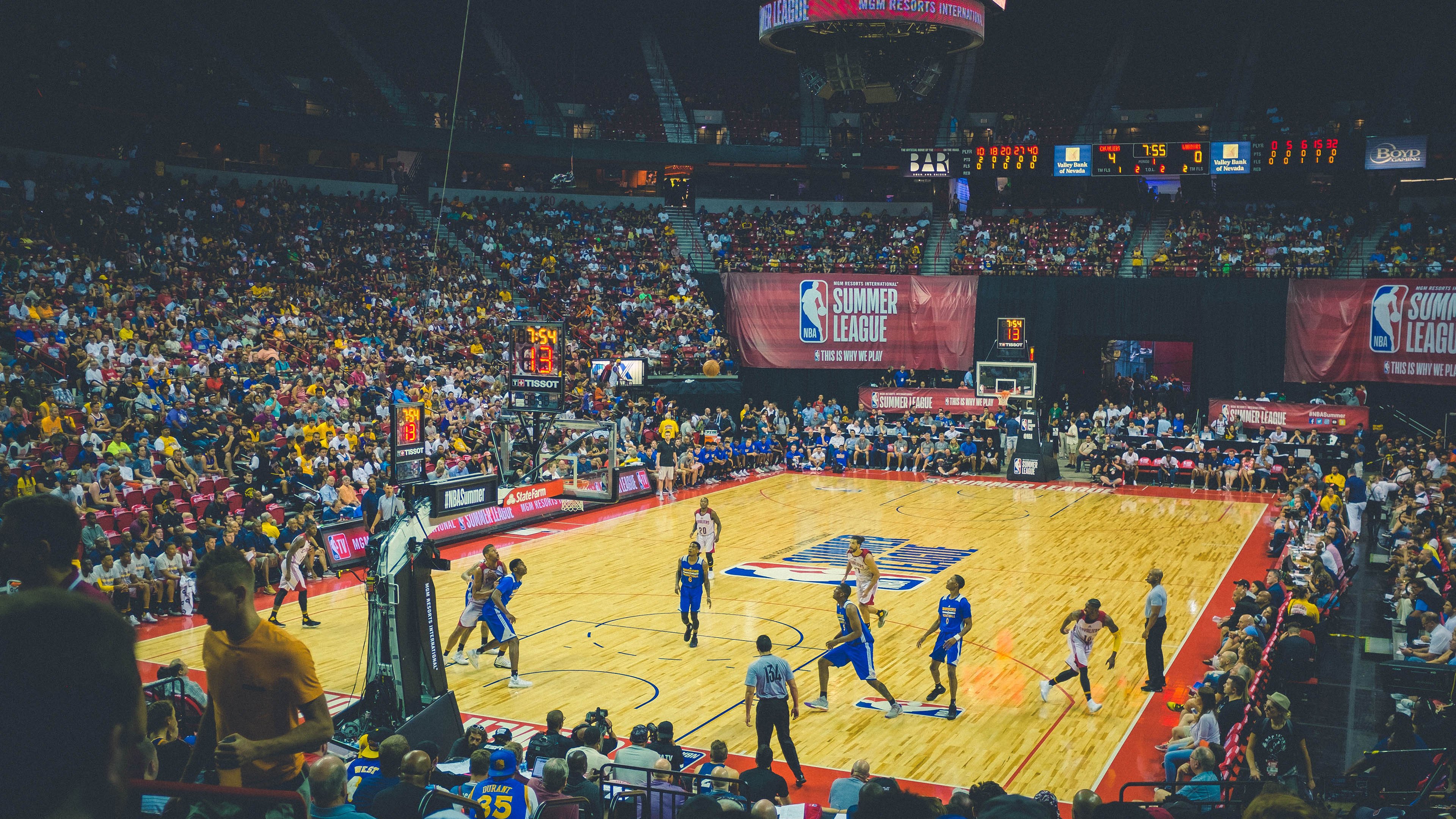 字母哥迎来三赛季高光表现,FPX球迷沸腾!